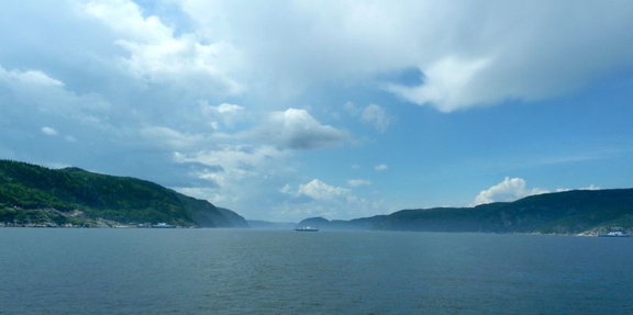 Ferry a lo lejos, sobre el Fjord