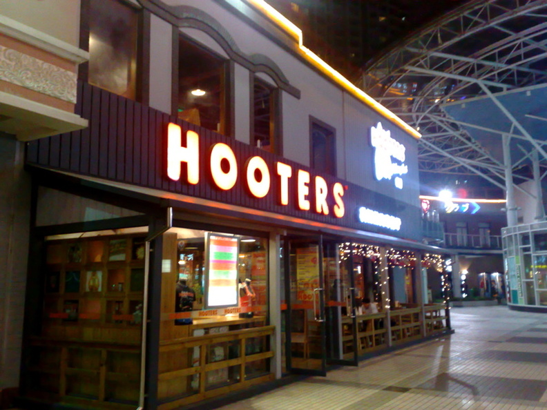 Hooters_Shanghai-13.jpg