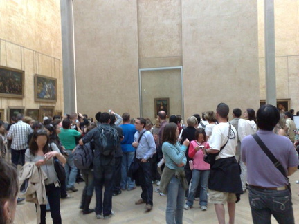 Gente viendo la Mona Lisa