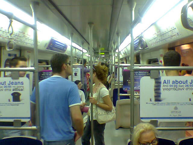Dentro del tren de la linea 2 (roja)
